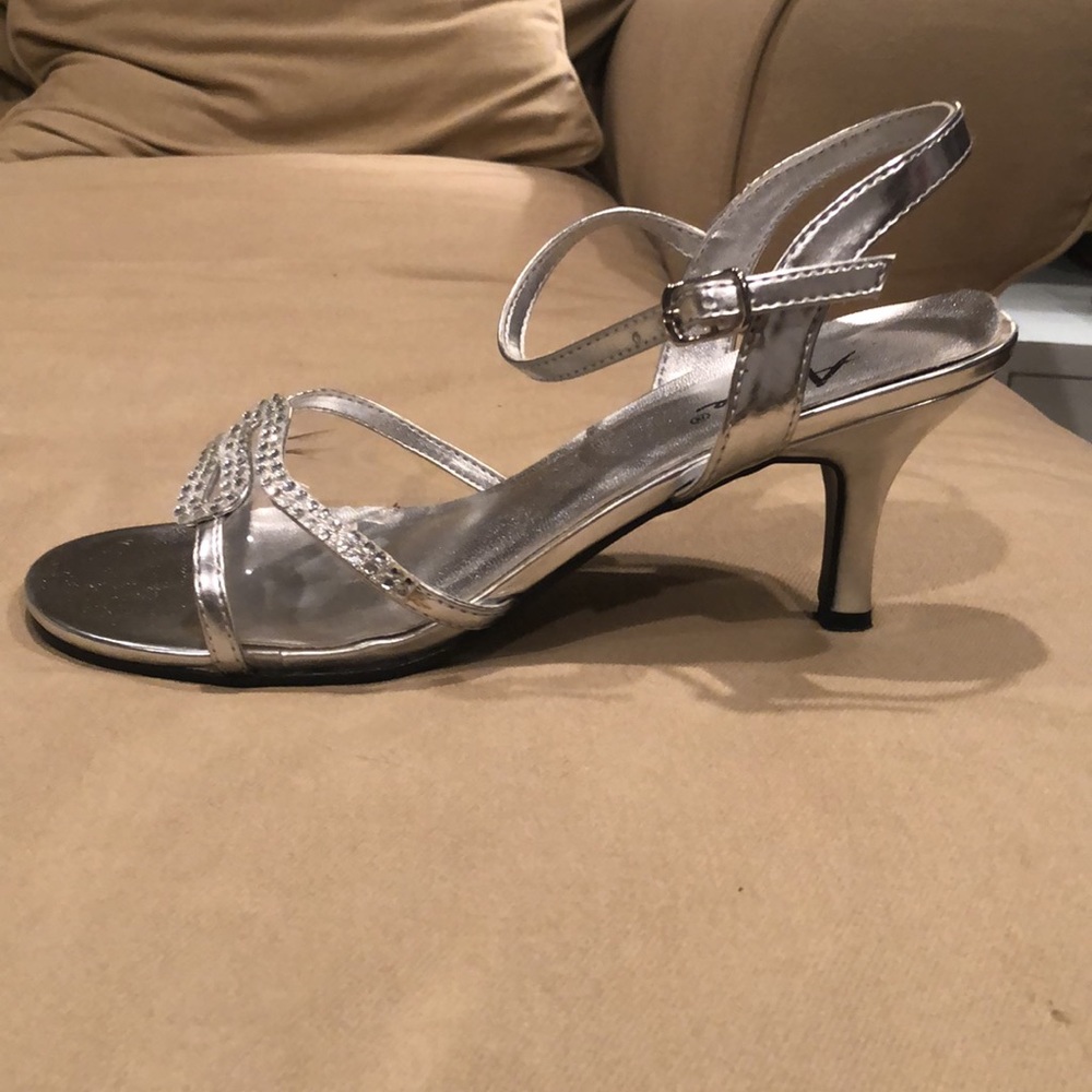 Silver heels - Picture 2 of 5